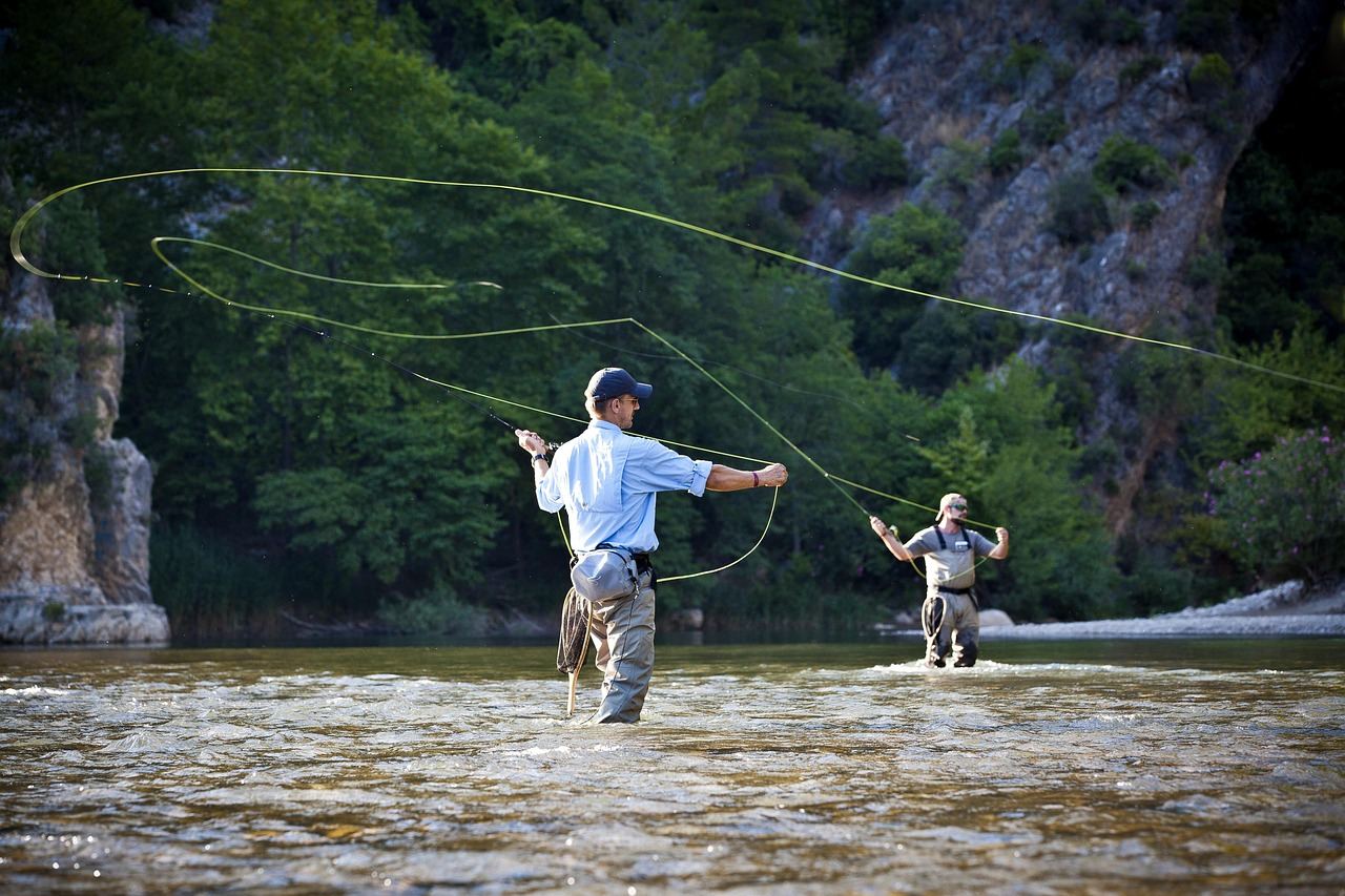 Fliegenfischer in einem Fluss