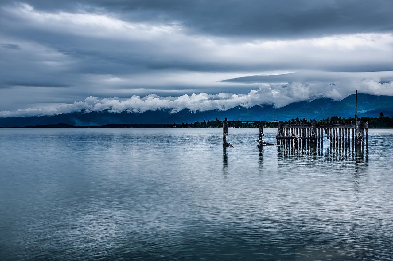 Sturmwolken über einem See